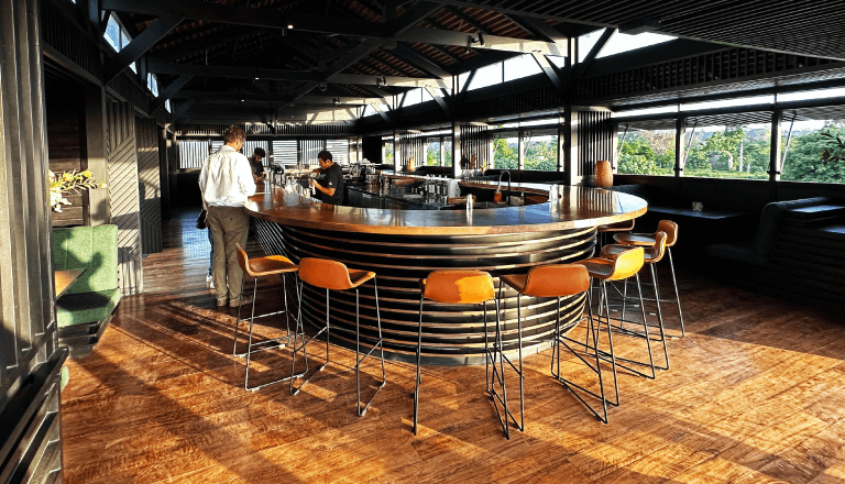 Titan FX ラム酒工場併設バー